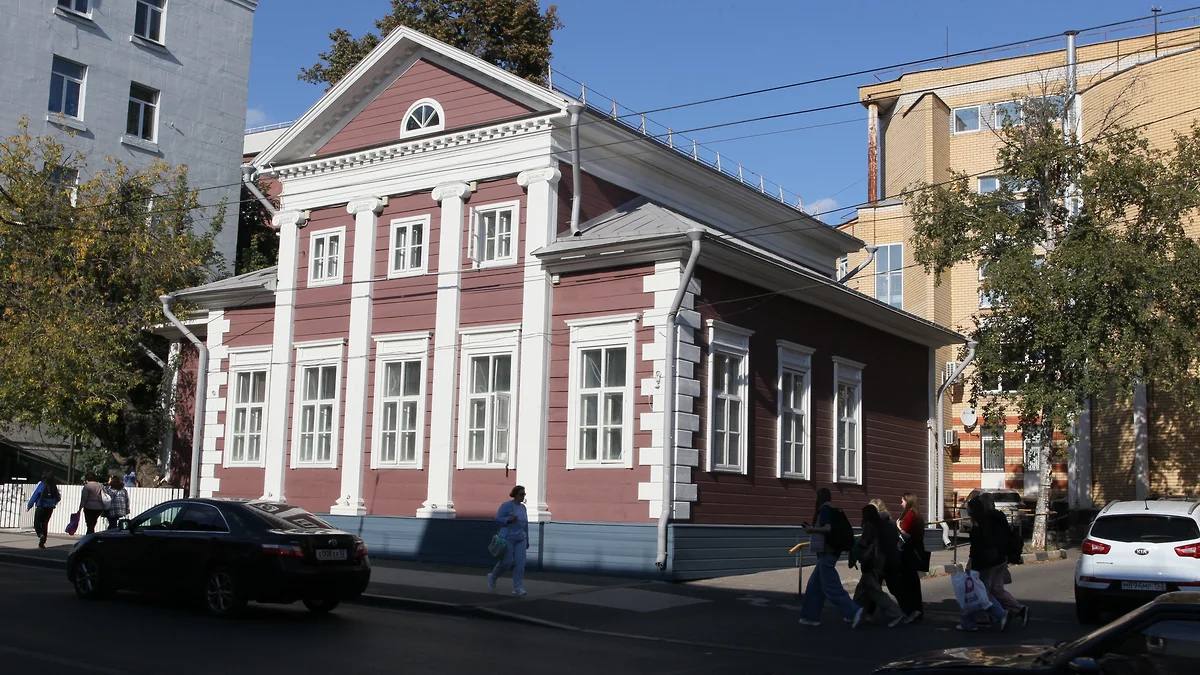 История с пустыми окнами Нижегородские власти не могут ввести в эксплуатацию несколько объектов культурного наследия в историческом центре Нижнего Новгорода которые за счет бюджета реставрировались еще к 800 летию города в 2021 году Десятки миллионов рублей вложенные в восстановление старинных особняков пока не привели к их вовлечению в хозяйственный оборот По мнению градозащитников причинами могли быть спешка с освоением бюджетных средств и некачественная работа подрядчиков В бизнес сообществе говорят что продажа недвижимости частным инвесторам может быстрее помочь в восстановлении наследия Подробнее в нашем материале Фото Роман Яровицын Коммерсантъ Подписывайтесь на Ъ Приволжье