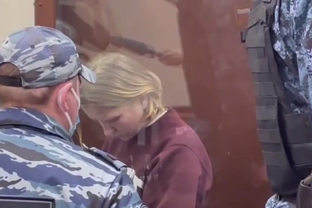 Осужденная за теракт в петербургском кафе 28 летняя Дарья Трепова сломает себе жизнь еще больше если продолжит нарушать порядок отбывания наказания Об этом сообщил Ридусу полковник ФСИН в отставке Василий Макиенко комментируя помещение Треповой в штрафной изолятор ШИЗО Дарья Трепова зря выбрала этот путь Девушке лучше остановиться В противном случае она сломает себе жизнь еще больше Всё же записывается в личное дело Значит её шансы на условно досрочное освобождение потихоньку тают Я понимаю что право на УДО у Треповой появится не скоро Однако годы идут очень быстро Думать об условно досрочном нужно в самом начале срока если хочешь освободиться пораньше указал Макиенко www ridus ru n 748440 ridusnews