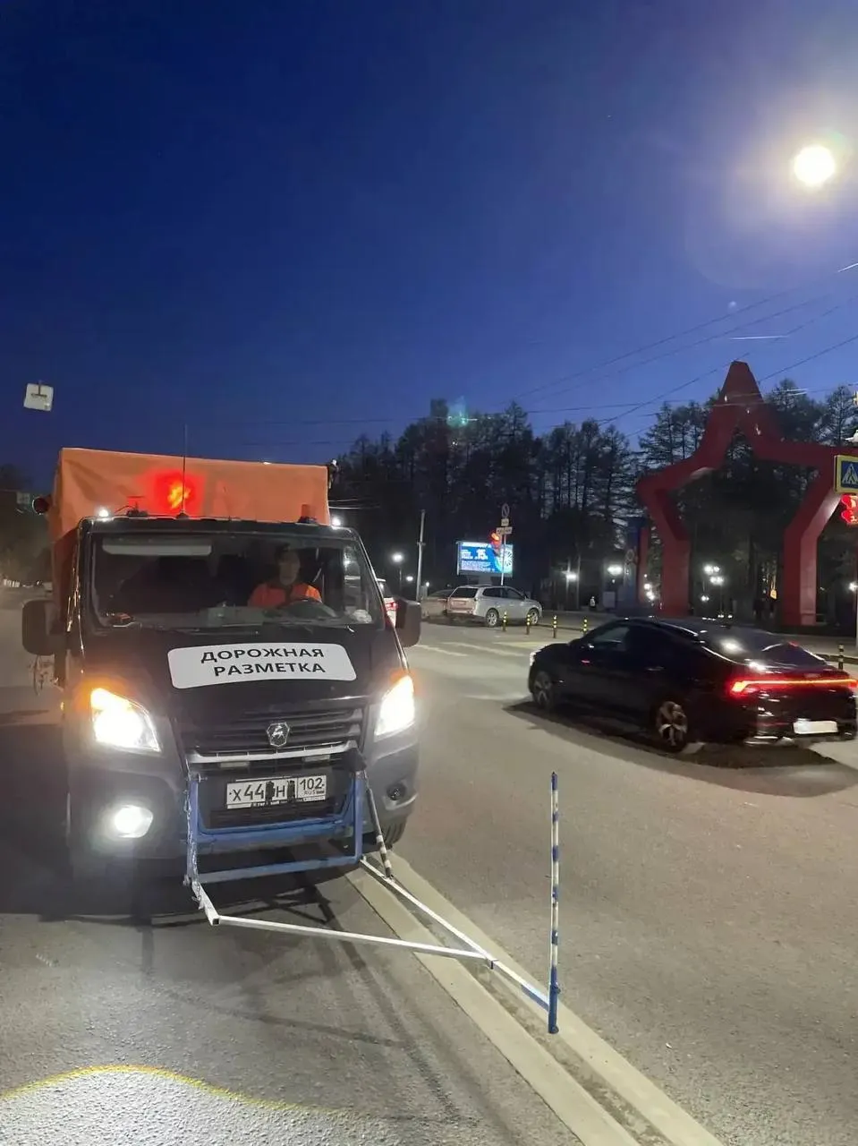 В Уфе приступили к нанесению дорожной разметки мэр Ратмир Мавлиев Работы будут вестись в основном ночью Их уже начали на проспекте Октября улицах Тоннельной и Комарова Спутник ФM Уфимская Волна Мы в MAX