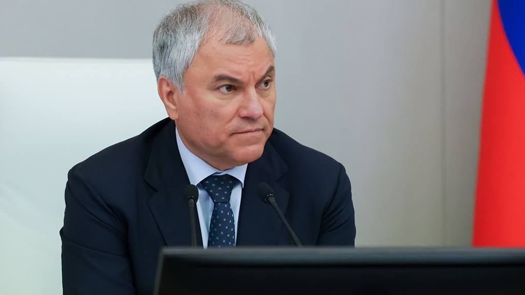 Председатель Госдумы Володин предложил отменить в школах домашние задания, потому что дети учатся дома только с ИИ, а такие задания их ничему не обучают   Планируем в следующем месяце вернуться к вопросу чрезмерной нагрузки на школьников. В этой связи предлагаю обсудить тему, которая звучит среди родителей и профессионального сообщества, — отмена домашних заданий - сказал Володин, отметив, что у детей появляются новые возможности для формального выполнения домашнего задания — технологии искусственного интеллекта, поиск готовых ответов в интернете и т.д. Тем самым всё это порой превращается просто в пустую трату времени.     Гуд Афтенун   Новости
