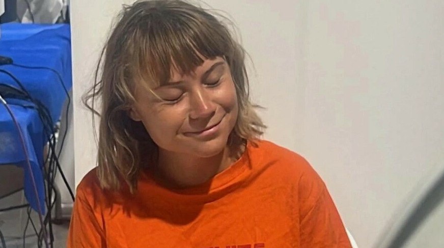 Камера с клопами и без воды Тунберг рассказала о содержании в Израиле Грета Тунберг заявила что после задержания в Израиле её держат в камере с клопами без достаточного количества еды и воды Это привело к обезвоживанию и ухудшению состояния здоровья передает ArbatMedia По данным The Guardian со ссылкой на письмо шведского дипломата Тунберг рассказала о жестоком обращении Она сообщила что её заставляли долго сидеть на твердой поверхности при этом не давали достаточно еды и воды Активистка добавила что у неё появилась сыпь которая может быть связана с укусами клопов Другой задержанный утверждает что израильские силовики фотографировали Тунберг заставив её держать флаги содержание которых не уточняется Накануне Израиль задержал флотилию направлявшуюся в Газу на борту которой находилась Тунберг В отличие от предыдущего случая когда активистку депортировали её оставили в израильском изоляторе Прислать новость