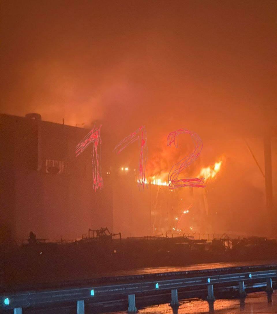 Сильный пожар охватил экономическую зону Алабуга в Татарстане Площадь возгорания составляет 25 тыс м² К тушению готовят пожарный вертолёт Эвакуировались более 300 человек investingcorp