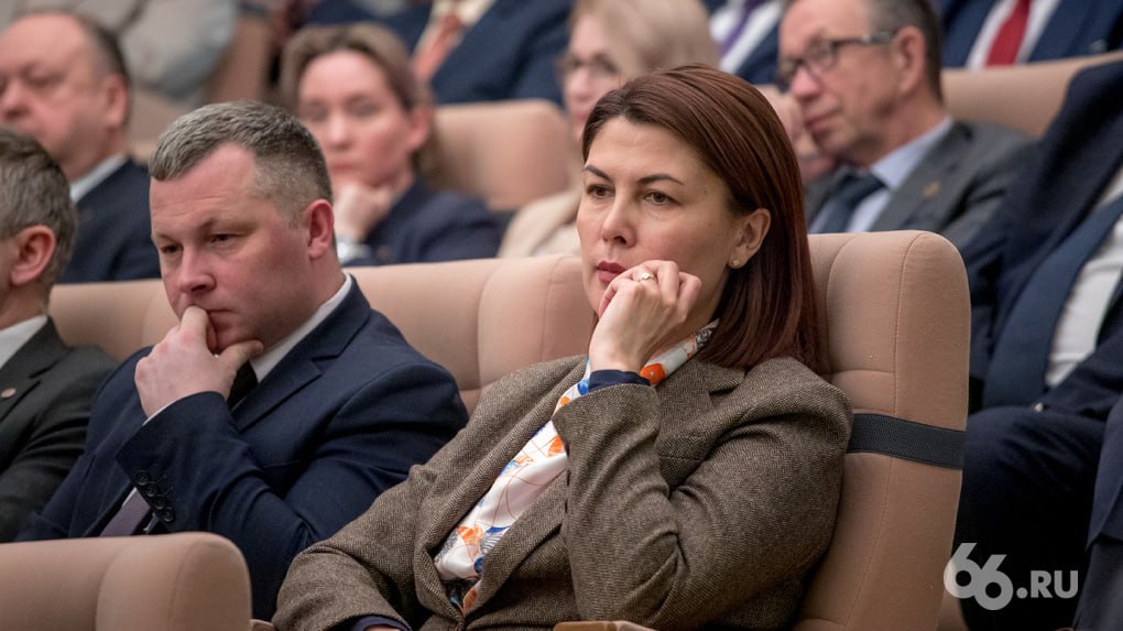 Главу департамента туризма Свердловской области Эльмиру Туканову лишили части полномочий, сообщили два источника .RU. Новым председателем наблюдательного совета организации «Управляющая компания туристско-рекреационными кластерами» занимается проектами «Гора Белая» и «Большая Сысерть» вместо Тукановой избрали замгубернатора Свердловской области Дмитрия Ионина. Смена руководителя организации произошла вскоре после того, как глава Уральской ассоциации туризма Михаил Мальцев попросил прокуратуру проверить работу департамента. В начале июля в один из офисов ведомства пришли силовики. Их заинтересовали заключенные соглашения департамента с грантополучателями. Новости из Екатеринбурга