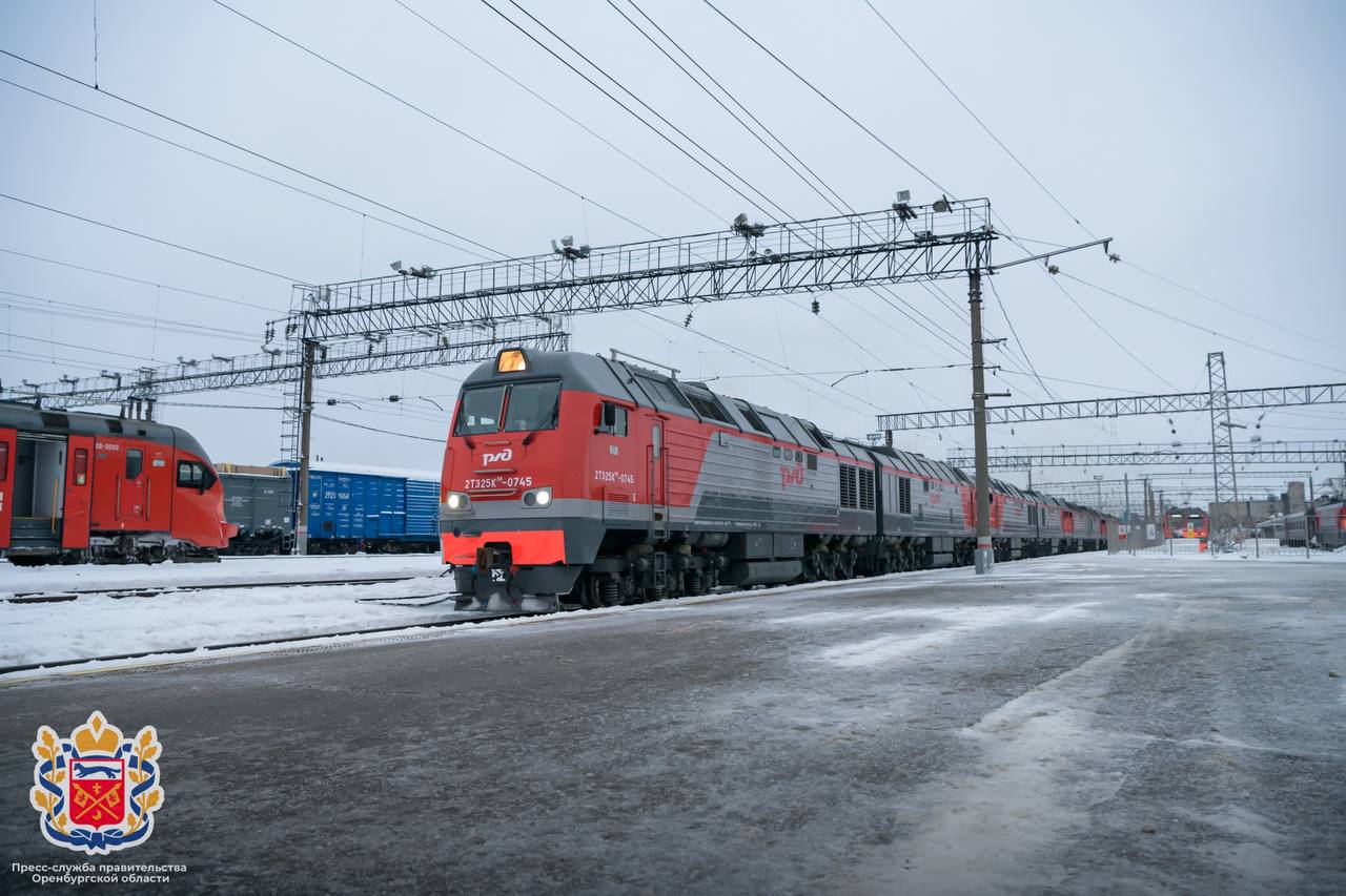 В Оренбурге состоялась презентация нового локомотива  В рамках соглашения, подписанного ранее между Правительством Оренбургской области и ОАО «РЖД», проводится обновление парка тягового подвижного состава. Сегодня губернатор Денис Паслер принял участие в торжественной презентации нового локомотива.   – Когда мы перезапустили региональные предприятия, которые долго простаивали, в Оренбуржье пришли инвесторы, заработали новые производства, мы увидели дефицит тяговой силы в области и столкнулись с задержками по отгрузке товаров. Поэтому необходимо было принять решение по обновлению парка тягового подвижного состава. Так появилось соглашение о приобретении новых тепловозов, которые в полном объеме решат поставленную задачу. Четыре локомотива уже поступили в Оренбуржье, эту работу совместно с ЮУЖД продолжим, чтобы создать нашим предприятиям, бизнесу все условия для качественной и своевременной транспортировки продукции. Это наш большой совместный проект, связанный, безусловно, с будущим, с развитием региона, – отметил губернатор Оренбургской области Денис Паслер.  Магистральный тепловоз на 90 % собран из комплектующих отечественного производства, его особенности конструкции позволяют расходовать минимальное количество топлива.   – Оренбургская область активно развивается. Здесь сосредоточено порядка 40 % погрузки Южно-Уральской железной дороги, – отметил Игорь Рязанов. – Благодаря новым локомотивам существенно повысим эффективность перевозочного процесса и улучшим транспортную доступность региона. Это, в свою очередь, позволит предприятиям обеспечить вывоз готовой продукции железнодорожным транспортом в необходимом объеме.  Новые тепловозы имеют повышенную надежность, позволяют сократить сроки доставки грузов. В соответствии с текстом соглашения, до конца 2026 года будет поставлено 26 новых локомотивов.