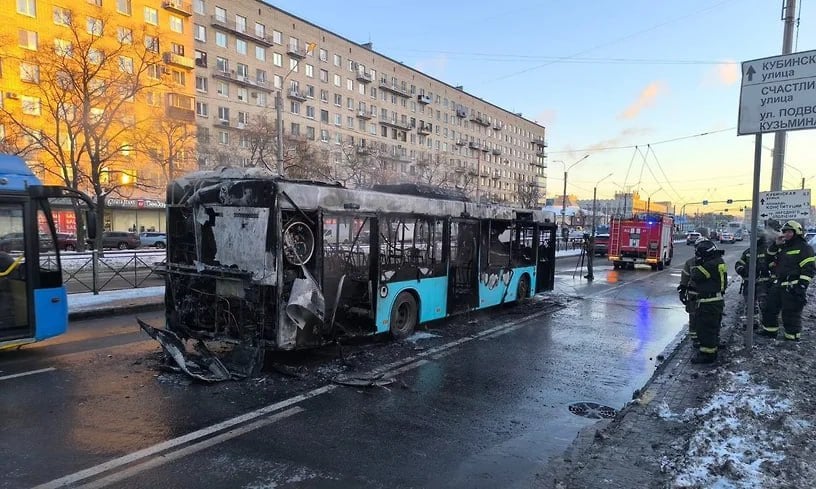 Вице-губернатор Петербурга заявил, что лазурные автобусы возгораются из-за санкций.   Кирилл Поляков отметил, что подобные инциденты чаще всего происходят с автобусами, поставленными в Петербург в 2022 году, когда против РФ были введены санкции. Сейчас производители работают над решением этой проблемы