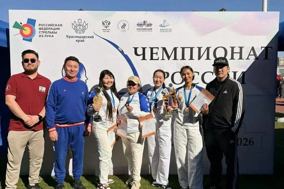 Три медали завоевали якутские лучницы на чемпионате России В День Республики 27 апреля сборная Якутии успешно выступила в Краснодаре на чемпионате России по стрельбе из лука Женская команда трижды поднималась на третью ступень пьедестала Мужчинам до медалей не хватило совсем немного В личном зачёте среди женщин в блочном луке бронзу завоевала Юлия Маркова В классическом луке третье место заняла Мария Тараярова В командных соревнованиях женское трио в составе Степаниды Артахиновой Дайааны Винокуровой и Юлии Марковой также вырвало бронзу в командном зачёте по блочному луку Мужская сборная в составе Владимира Кима Али Лобашева и Самсона Спиридонова в упорной борьбе за третье место уступила соперникам из Москвы и заняла итоговое четвёртое место Расслабляться некогда Впереди у лучников уже виден главный старт сезона домашний чемпионат России который состоится летом в Якутске Родные стены и поддержка болельщиков надеемся смогут превратить нынешнюю бронзу в золото рассказал исполнительный директор Федерации стрельбы из лука Якутии Василий Румянцев Все новости Яестьновость Обсудить Читайте нас в MAX