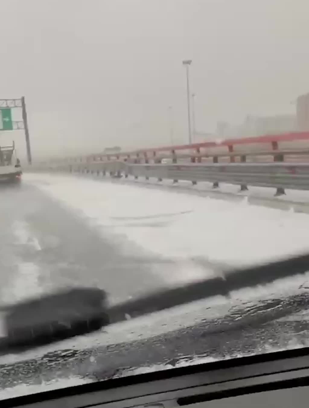 Градовые осадки в Петербурге: жители делятся фото и видео
