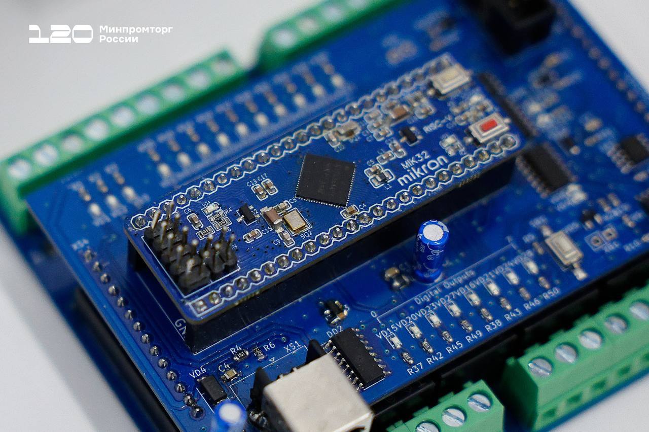 Производство фотонных интегральных схем открыли в Москве Комплекс может выпускать до 2 000 производственных пластин в год и до 500 000 фотонных чипов Это позволяет обеспечивать возможность производства как опытно промышленных партий так и серийных изделий для различных отраслей экономики Производство размещено на базе Московского центра фотоники Подробнее на сайте Минпромторга России технологии Наука и бизнес Елена Дружинина Оставляйте бусты Telegram МАХ