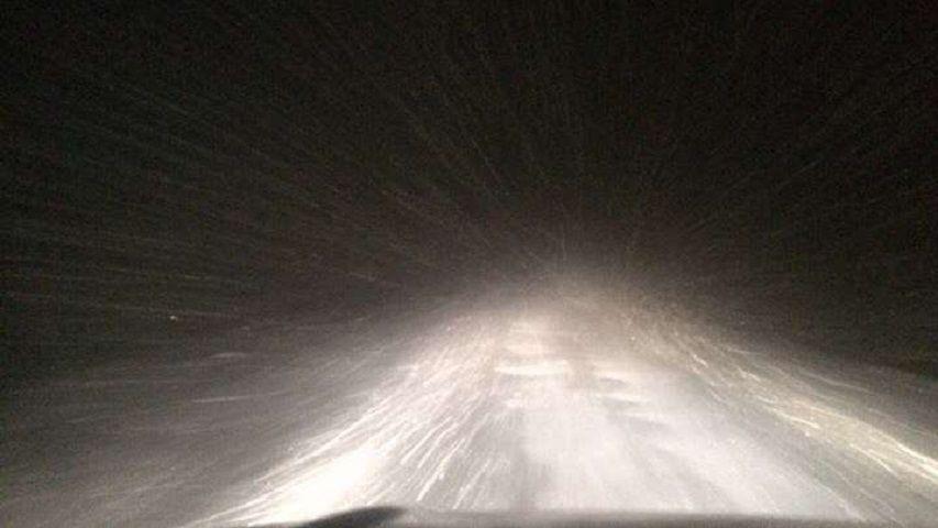 Водителям транспортных средств не рекомендуют выезжать на дороги Сегодня 13 декабря в связи с неблагоприятными погодными условиями видимость на автомобильных дорогах ограничена Из за метели и сильного ветра видимость на дорогах ограничена существует риск дорожно транспортных происшествий и других негативных последствий Мы настоятельно рекомендуем воздержаться от поездок пока не наладится погода Это касается автомобильной дороги г Нарьян Мар г Усинск подъездной дороги к п Красное и зимника г Нарьян Мар с Тельвиска Снегоуборочная техника уже устраняет последствия метели сообщили в КУ НАО Централизованный стройзаказчик Подпишитесь на Дорогу в НАО