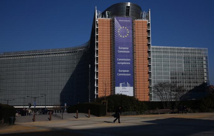 Еврокомиссия ЕК зарегистрировала гражданскую инициативу по полному запрету всего импорта из России и Белоруссии в Евросоюз сообщила пресс служба Еврокомиссии Теперь если авторы этой инициативы соберут в ее поддержку 1 млн подписей как минимум в семи странах ЕС Еврокомиссия будет обязана принять к сведению эту инициативу но лишь в рекомендательном порядке jkinvest news jkinvest