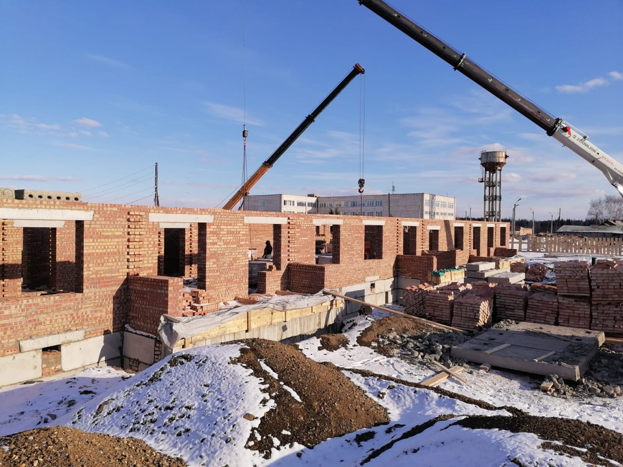 Действиями Ветрова выразившимися в непринятии мер по расторжению государственного контракта с ООО ГК НОВЭКС и взысканию перечисленного аванса по нему а также в незаконной организации строительства нового объекта существенно нарушены охраняемые законом интересы государства путем причинения материального ущерба бюджету Красноярского края на 25 млн 995 тыс рублей источник Интерфакс в правоохранительных структурах Красноярского края В июне 2022 года КГКУ УКС заключило с ООО Группа компаний Новэкс контракт на строительство 20 квартирного жилого дома для детей сирот стоимостью 77 8 млн рублей Финансирование осуществлялось за счет краевой программы Создание условий для обеспечения доступным и комфортным жильем граждан Заказчик передал подрядчику земельный участок проект на строительство и аванс в 23 млн рублей Застройщик приступил к строительству и к окончанию срока контракта почти возвел двухэтажное сооружение однако достроить его под ключ не получилось так как новые конструкции еще до завершения работ дали трещины а подвальные помещения подтопило грунтовыми водами  Вместо расторжения контракта и взыскания неустойки с виновных УКС передал тому же подрядчику новый земельный участок и другой проект который сильно отличался от исходного Он был заметно упрощен и предполагал меньшую этажность использование низкого качества стенового материала худших параметров свай  Ветров задержан во вторник Подозревается в превышении должностных полномочий Предварительно в течение дня суд определит меру пресечения задержанному источник РИА Новости в правоохранительных структурах Красноярского края Кучно пошло Опять на всю страну прославились фото тот самый дом в посёлке Нижний Ингаш источник минстрой Красноярского края март 2023 года NeNASHI