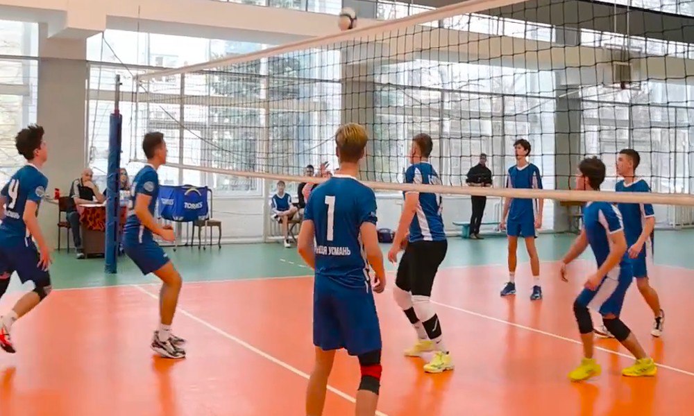 В Воронеже прошли решающие игры Первенства области по волейболу среди юношей В столице Черноземья завершилось Первенство области по волейболу среди юношей до 18 лет За победу боролись семь команд Две представляли областной центр остальные приехали из Каменского Новоусманского Богучарского Россошанского и Лискинского районов