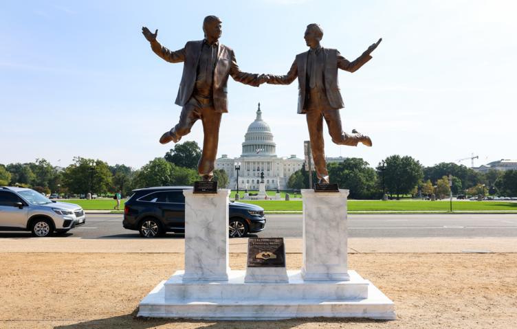 Неизвестные установили напротив Капитолия статую держащихся за руки Трампа и Эпштейна У основания статуи находится табличка с надписью Мы прославляем долгую связь между президентом Дональдом Трампом и его самым близким другом Джеффри Эпштейном Подпишись Минская правда MLYN by
