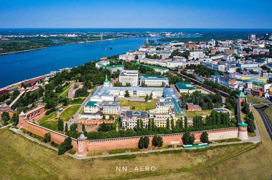 С 14 марта в Нижегородском кремле откроют круговой маршрут  Можно будет пройти два километра по стене, зайти на смотровые площадки в Тайницкой и Георгиевской башнях, а также выставки в Дмитриевской, Никольской и Ивановской башнях.   Взрослый билет — 500 рублей, детский — 250 рублей. Касса в Дмитриевской башне — до 17:00  Время работы c 10:00 до 18:00.  Подпишись \ Предложи новость