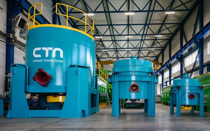 Иркутские центробежные концентраторы заменили зарубежное оборудование на предприятиях золотодобычи Предприятие машиностроительного сектора Иркутской области поставило заказчику на Дальнем Востоке партию из восьми центробежных концентраторов для золотодобывающей промышленности Оборудование предназначено для замены ранее используемых зарубежных установок которые показали недостаточную эксплуатационную надёжность в условиях работы на месторождениях Поставка стала одной из крупных единовременных отгрузок оборудования для обогатительной отрасли среди предприятий Сибири Проект создания и выпуска оборудования реализован с участием научно образовательных организаций региона и при поддержке инструментов промышленного развития По данным отрасли за последние три года предприятие произвело и поставило более 30 единиц оборудования для горнодобывающих предприятий в регионах Сибири и Дальнего Востока Расширение производства отечественного оборудования рассматривается как часть общего тренда на локализацию технологических решений для горно обогатительного комплекса и снижение зависимости от импортных поставок импортозамещение обогащение концентраторы