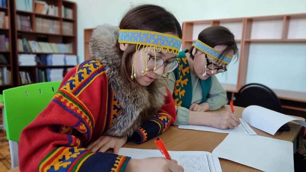 Ненецкий язык войдет в Яндекс Переводчик К концу 2026 года планируется собрать около 100 тысяч параллельных предложений необходимых для старта разработки демо версии Сегодня ямальские эксперты перевели почти 50 тысяч предложений Проект реализуют ямальские журналисты и учителя с 2025 года Каждую неделю я перевожу десятки предложений от простых бытовых фраз до сложных официальных формулировок Для меня это шанс сохранить то что передавалось устно сотни лет Ведь у каждого кто не знал или забыл ненецкий появится возможность открыть телефон и вспомнить слова предков рассказала пресс службе Правительства ЯНАО главный редактор единственной в мире газеты на ненецком языке Няръяна Нгэрм Марина Яр В Яндекс Переводчике доступно 18 языков народов России в том числе языки народов проживающих в АЗРФ Якутский Коми Мансийский Ведется работа по интеграции чукотского языка в Яндекс Переводчик В 2026 году специалисты из ЧАО передали компании необходимые материалы для начала разработки Планируется интеграция веспсского и хантыйского языков Всего Яндекс Переводчик намерен внедрить 20 языков за ближайшие 3 года Подписаться на Arctic Russia в Telegram Читать нас в MAX Арктика КМНС