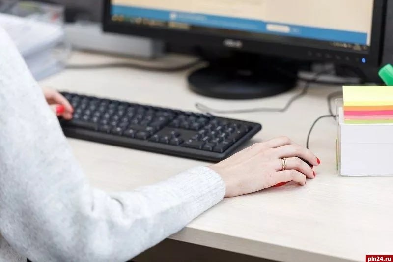 57% псковичей не станут покрывать коллег, сливающих информацию конкурентам 57% псковичей сообщат руководству, если узнают, что их коллега сливает ценную информацию: «Такая ситуация может нанести серьезный ущерб бизнесу, поэтому лучше сразу проинформировать руководство и разобраться в проблеме»; «Не люблю предательство»; «Расскажу обязательно, но найду возможность сделать это анонимно». Как следует из опроса Superjob, 14% опрошенных, напротив, предпочтут не вмешиваться: «Стучать нехорошо. Впрочем, всё зависит от того, страдают ли в этой ситуации мои интересы»; «Я работаю в такой сфере, что утечка данных — обычное явление, и борьба с этим бесполезна». 29% горожан затрудняются с однозначным ответом: «Если я с коллегой в хороших дружеских отношениях, то я прежде всего поговорю с ним, а потом приму решение». Более принципиальными оказались горожане в возрасте от 35 до 45 лет — 63% из них готовы сообщить руководству о недобросовестном коллеге. Чем выше доход, тем чаще работники ставят интересы компании выше личных отношений: 7 из 10 респондентов с доходом от 100 тысяч рублей не станут скрывать факта утечки информации, тогда как среди тех, кто зарабатывает до 50 тысяч рублей, столь же однозначной позиции придерживается только 40%.