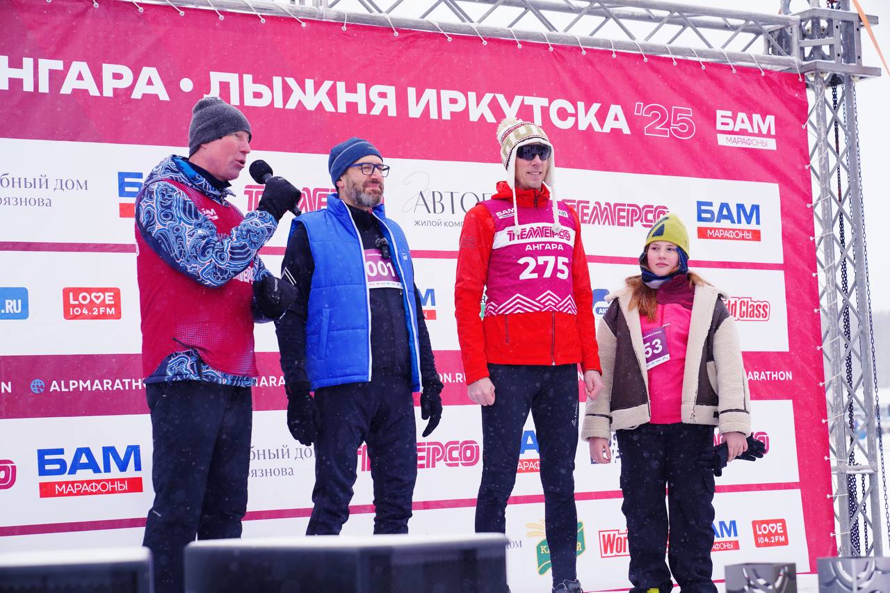 Председатель Законодательного собрания Александр Ведерников, депутат Денис Ягодзинский, сотрудники аппарата регионального парламента приняли участие в самом массовом марафоне Восточной Сибири и Дальнего Востока «Лыжня Иркутска».  Мероприятие является третьим и заключительным этапом зимней серии больших лыжных праздников «Марафоны БАМ», в него включились 16 регионов России. Организатор гонки Артем Детышев отметил, что из Иркутской области зарегистрировались более 1200 участников, которые соревновались на дистанциях 5, 18, 36 и 55 километров.   «Каждый лыжный старт – это лыжня России, поскольку это гонка наших жителей. И очень приятно видеть, когда спорт, здоровый образ жизни, Марафоны БАМ объединяют профессионалов и любителей, людей разных возрастов и профессий. Сегодняшним некоторым участникам гонки более 70-ти и даже более 80-ти лет. Вот это и есть пример связи поколений», - отметил Александр Ведерников, обращаясь к участникам соревнований.  Александр Ведерников и Денис Ягодзинский участвовали в гонке на 5 км и показали хорошую скорость и результат, финишировав в лидирующей группе.   Всех участников на финише ждали медали и сладкие подарки. Мероприятие проводилось при поддержке компании ТЕМЕРСО.