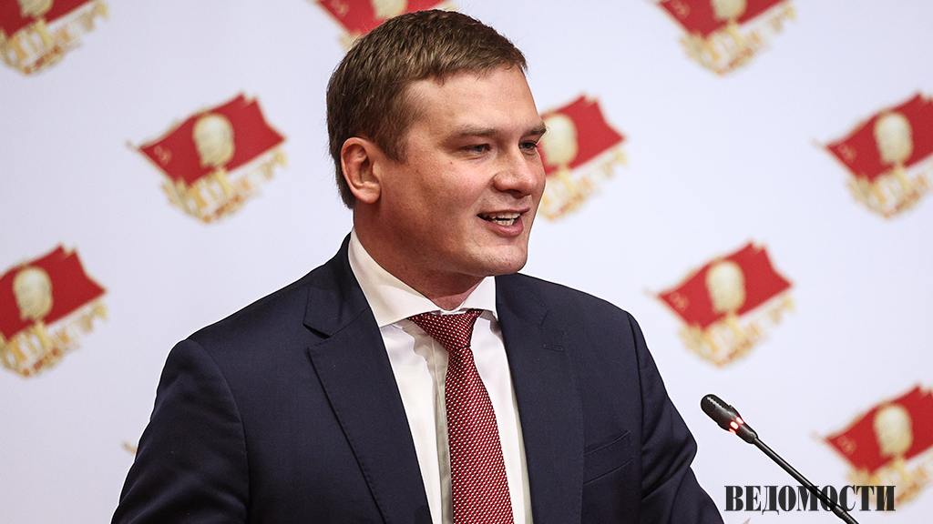 Раунд конфликта между ветвями власти в Хакасии завершился победой Коновалова Глава Хакасии Валентин Коновалов КПРФ не стал накладывать вето на республиканский закон о межбюджетных отношениях и подписал его 3 декабря в окончательной редакции документа отсутствует норма о запрете правительству сокращать субсидии районам Тем самым по мнению экспертов коммунист закрепил за собой промежуточную победу в многолетней конфронтации с председателем верховного совета единороссом Сергеем Соколом лоббировавшим ограничение полномочий исполнительной власти по финансовому контролю С точки зрения позиционной борьбы исполнительной и законодательной власти Коновалов взял этот раунд и дожал депутатов хотя без уступок с его стороны тоже не обошлось говорит политюрист Олег Захаров Главной такой уступкой стало признание за региональным парламентом права участвовать в распределении бюджетных денег по районам хотя это полномочие не является для парламента системообразующим это просто одиночные акты поощрения рассуждает он А вот право губернатора урезать дотации которое он отстоял в упорном ближнем бою это краеугольный камень бюджетной дисциплины который лежит в основе дисциплины муниципалитетов и контроля регионального истеблишмента за активностью местных глав подчеркнул Захаров Подпишитесь на Ведомости