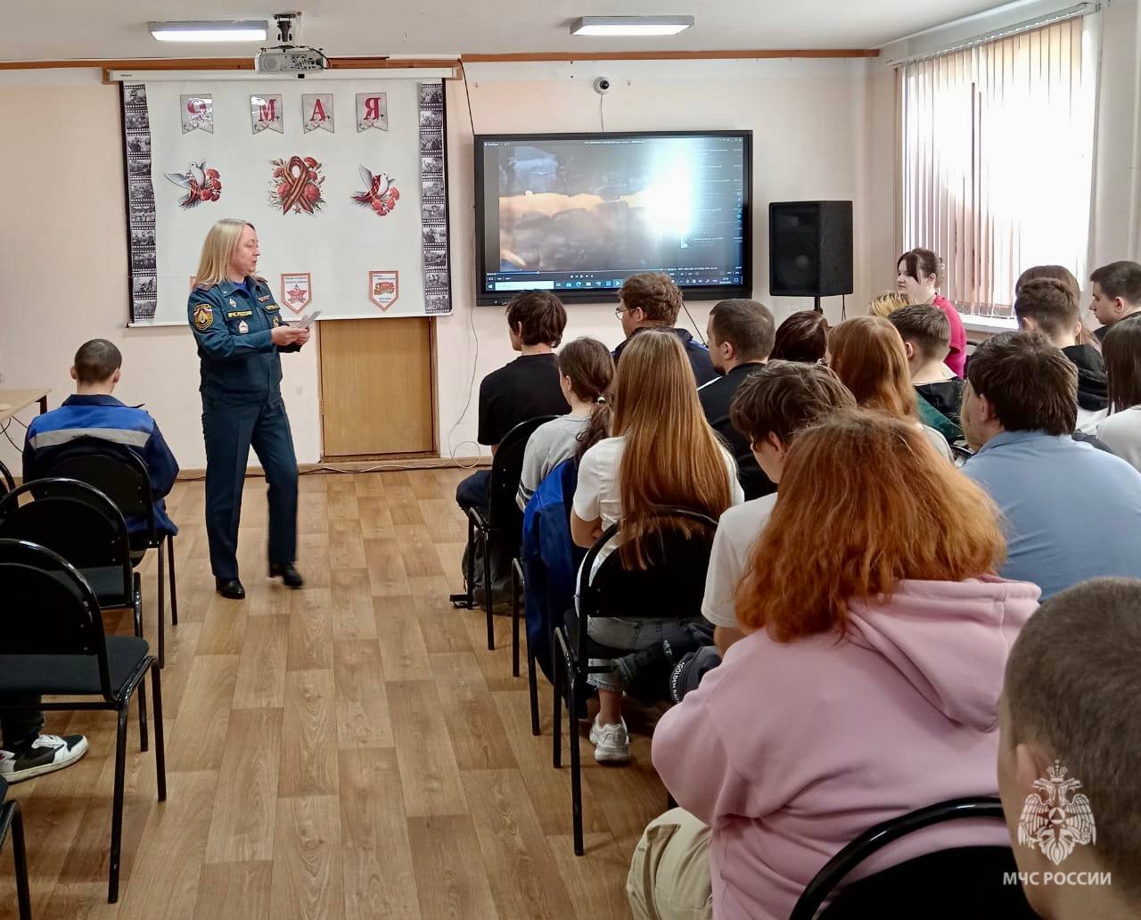 Предупрежден - значит вооружен   Инспекторы территориального отдела надзорной деятельности и профилактической работы Поронайского района провели урок пожарной безопасности для студентов политехнического центра №3.   На лекции сотрудники чрезвычайного ведомства рассказали учащимся о причинах возникновения возгораний, алгоритме действий при нештатной ситуации, а также о том, как пользоваться средствами пожаротушения.   Кроме этого, осветили вопросы, связанные с ответственностью за нарушение правил пожарной безопасности. Напомнили об осторожности при обращении с огнём.   Специалисты МЧС России уверены: полученные знания помогут ребятам не только в стенах школы, но и в повседневной жизни.