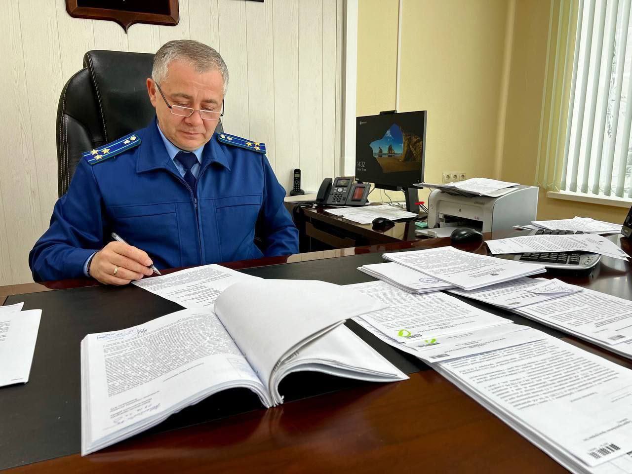 По постановлению прокурора представитель коммунальной организации привлечен к административной ответственности Прокуратура Изобильненского района провела проверку исполнения законодательства о порядке рассмотрения обращений граждан. Установлено, что в ресурсоснабжающую организацию Изобильненского округа обратился местный житель по вопросу предоставления расчета по коммунальным платежам. Вопреки требованиям закона, ответственным должностным лицом организации не обеспечено объективное и всесторонне рассмотрение обращения, запрашиваемые сведения не предоставлены. В этой связи по инициативе прокурора виновное лицо привлечено к административной ответственности по ст. 5.59 КоАП РФ нарушение установленного порядка рассмотрения обращений граждан в виде штрафа в размере 5 тыс. рублей. Фактическое исполнение назначенного наказания находится на контроле прокуратуры.
