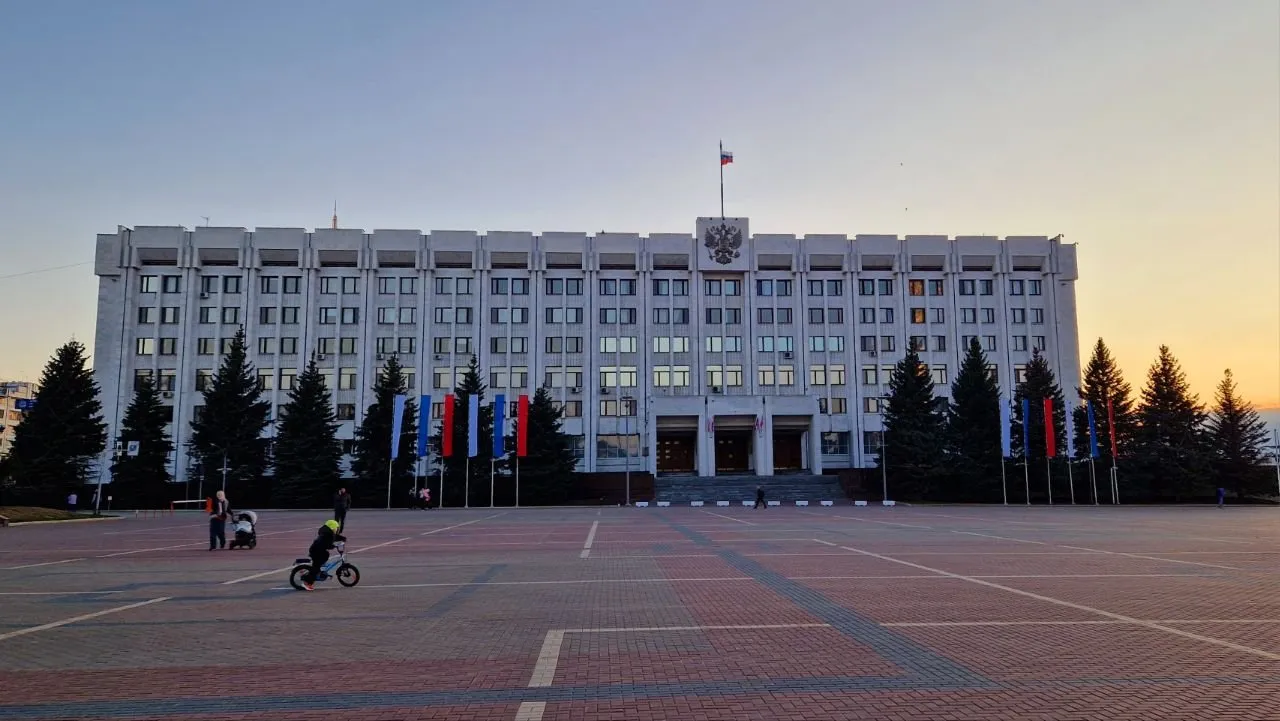 Назначен новый помощник губернатора Самарской области по координации внедрения БПЛА Им стал Глеб Гордеев который представлен 20 апреля на оперативном совещании правительства Самарской области губернатором Вячеславом Федорищевым Глеб Вячеславович прошел достаточно большой путь во первых человека военного служил в 3 й бригаде год работал на СВО в рамках подразделений которые были связаны с работой беспилотных систем и летательных аппаратов   oboz info naznachen novyj pomoshhnik gubernatora samarskoj oblasti po koordinatsii vnedreniya bpla