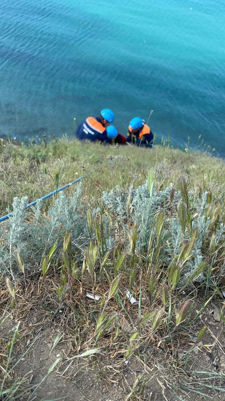 Мужчина сорвался с обрыва в Анапе Он гулял по горному склону в районе достопримечательности «300 ступеней», но оступился и сорвался вниз. К счастью, мужчину спасли. Новости Краснодара