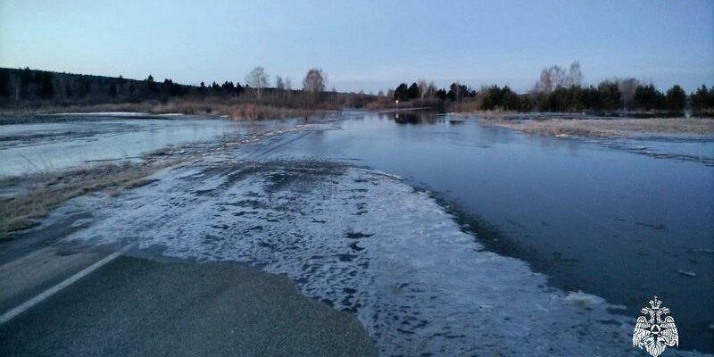 В Томской области подтоплено шесть участков автодорог.  Голова ледохода на реке Обь достигла Каргасокского района, пройдя за сутки 56 километров и затопив деревню Киндал. В МЧС сообщают о переливах на шести участках автодорог в Тегульдетском, Чаинском и Кривошеинском районах.    Подписаться   Прислать нам новость