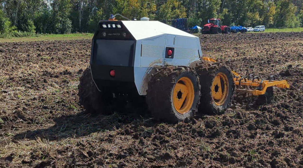 Минпромторг предлагает увеличить скидки для аграриев на бескабинные тракторы и газомоторную технику Ведомство подготовило проект изменений в решение о порядке предоставления субсидии российским производителям ранее программа 1432 С 2026 года в программе предлагается предусмотреть увеличенную скидку на высокоавтоматизированные бескабинные сельскохозяйственные машины и на технику на газомоторном топливе сообщили в пресс службе Минпромторга Напомним механизм субсидирования компенсирует заводам предоставленную покупателям скидку на отечественную технику Размер скидки зависит от вида техники и может составлять от 10 до 50 Подробнее Фото Cognitive Pilot Подписывайтесь на нас в Telegram в MAX Оставляйте бусты