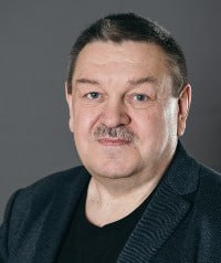 Воронежский профессор аграрного университета ВГАУ имени Императора Петра I во второй раз оказался на скамье подсудимых по обвинению в получении взятки Сейчас речь идёт о сумме в полмиллиона рублей По версии следствия Андрей Улезько будучи заместителем председателя диссертационного совета за эти деньги должен был помочь на защите соискателю Сообщается что Улезько вину признал В 2023 году Андрея Улезько уже осудили за взятки от нескольких студентов он помогал им с дипломными работами Тогда преподаватель получил четыре года условно Также ему на три года запретили быть научным руководителем у студентов Развивается профессор начинал с ВКР перешел на кандидатские диссертации Что впереди Кстати в Воронеже как то уж очень густо идут уголовные дела связанные с диссоветами