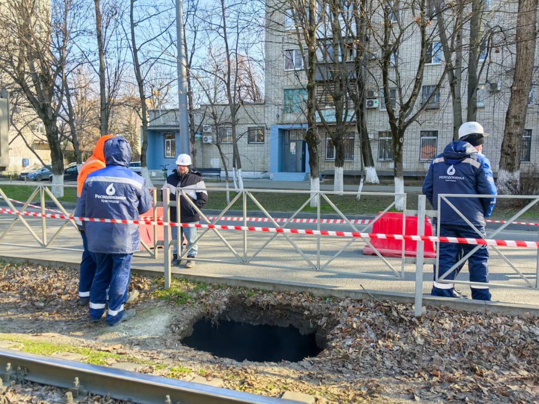 В  районе дома №66 по улице Московской в Краснодаре случился новый провал грунта.   Из-за него движение по четной стороне дороги будет перекрыто от дома №66 до дома №80. Реверсивное движение откроют по противоположной стороне дороги.   Движение трамваев тоже остановили.   Отмечается, что все восстановительные работы идут без отключения воды.   Вот тут вот есть неутешительная информация о том, что эти самые провалы могут оказаться еще «цветочками».