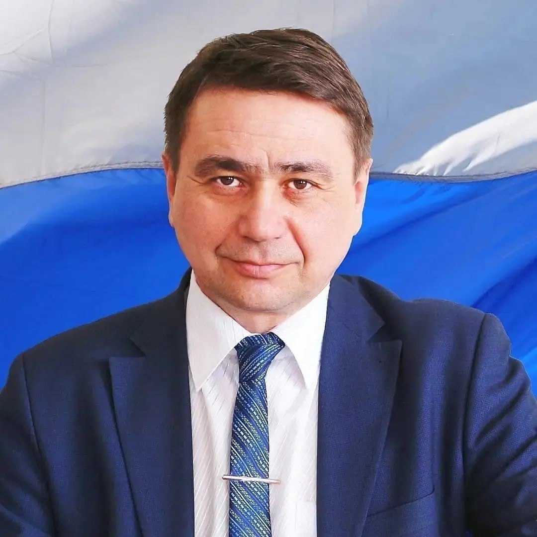 В Пермском крае задержан глава Кочевского района Утро вторника, 22 июля, в администрации Кочевского муниципального округа началось с обысков и задержания мэра Александра Юркина. Его и других сотрудников администрации подозревают в нарушениях при строительстве домов для детей-сирот. На эти цели в свое время из бюджета края выделили не менее 50 миллионов рублей. - Главой и иными должностными лицами из числа работников администрации муниципального округа Пермского края нарушено право граждан из числа детей-сирот и лиц, оставшихся без попечения родителей, на однократное предоставление благоустроенного жилого помещения специализированного жилищного фонда. Глава муниципального образования задержан следователями, в ближайшее время ему будет предъявлено обвинение. В Суд готовится ходатайство об избрании в отношении подозреваемого меры пресечения в виде заключения под стражу, - сообщает пресс-служба СУ СКР по Пермскому краю. Подпишись на «КП-Пермь»