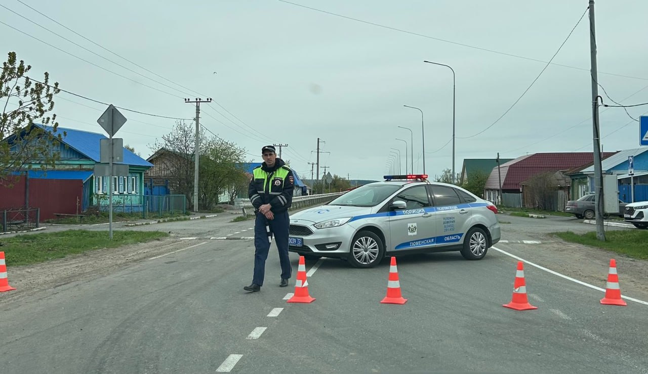 В Тюменской области сотрудники полиции продолжают мероприятия по охране общественного порядка и регулировании движением в местах подтопления проезжих частей автомобильных дорог. В городе Ишиме и Ишимском районе полицейские круглосуточно дежурят на трех участках. В Абатском районе из-за паводка временно закрыты пять автомобильных дорог: подъезд к деревне Бурдина; подъезд к деревне Ефимова – сегодня вода подошла, но проезд сохраняется; подъезд от трассы Тюмень – Омск к селу Водолазово; Ощепково – Назарово; Тушнолобово – Максимова – Макарова – здесь временно нарушено сообщение с селом Водолазово и деревней Фирсова.