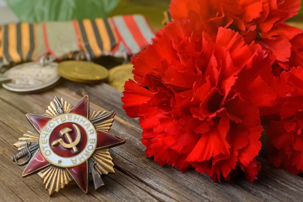 Подавляющее большинство 98% россиян убеждены в том, что память о Великой Отечественной войне важно сохранять. Таков один из главных итогов опроса ВЦИОМ. 72% участников исследования высказались в пользу масштабного празднования Дня Победы. При этом 23% считают, что этот день следует отмечать без особого размаха. Большинство участников исследования смогли назвать имена героев Великой Отечественной войны: Георгия Жукова - 36%, Зои Космодемьянской - 15%, Константина Рокоссовского - 14%. "Мы абсолютно убеждены в том, что память о Великой Отечественной войне необходимо сохранять и передавать дальше, и празднование великой Победы - это один из способов, очень важных и эффективных способов сохранять и передавать эту память, чтить наших героев и жертв этой войны", - сказал генеральный директор ВЦИОМ Валерий Федоров. Фото: iStock