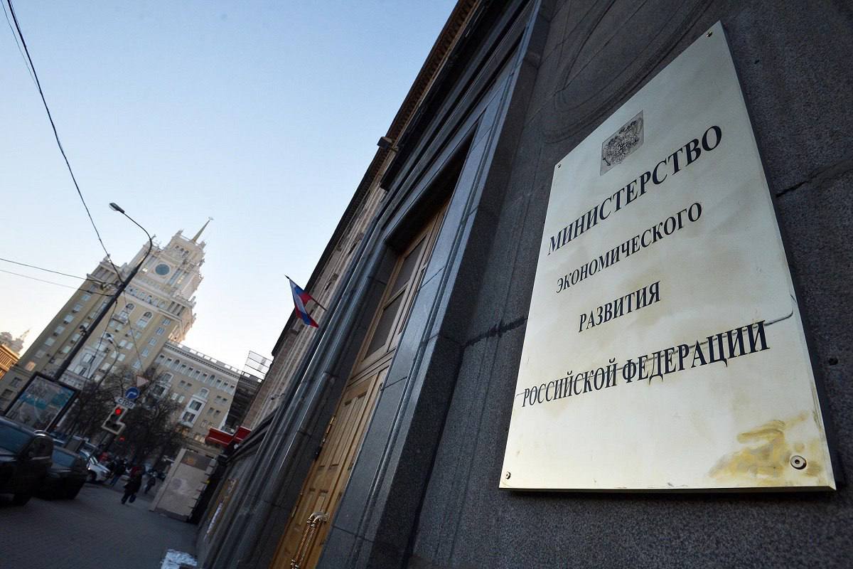 Правительство поручило разработать сценарии применения БАС, сообщила замглавы департамента цифрового развития Минэкономразвития Анастасия Гюрова. Нововведение определит порядок применения дронов, увеличит на них спрос и укажет бизнесу цели применения беспилотия в коммерческом секторе.  Кроме того, в министерстве предлагают дополнить нацпроект «БАС» экспериментальными правовыми режимами. Нормативное регулирование позволит, в частности, идентифицировать беспилотники в лётном пространстве, что решит проблему «закрытого неба» в большинстве российских регионов.  10 из 17 экспериментальных правовых режимов, запущенных с 2022 года, посвящёны беспилотию; 133 участвующих в них компаний и предпринимателей совершили 17 тысяч полётов, отметила Гюрова.