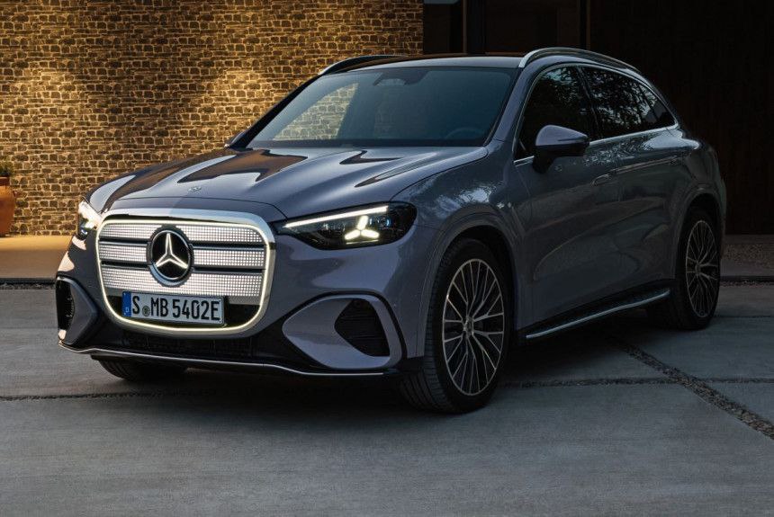 Новый электрический Mercedes Benz GLC замена для EQC Одновременно с кроссовером BMW iX3 на выставке IAA в Мюнхене дебютировал и его главный конкурент электромобиль с длинным официальным названием Mercedes Benz GLC with EQ Technology Фактически это наследник модели EQC которая оказалась настолько провальной что была снята с производства еще в 2023 году то есть всего через четыре года после старта не дождавшись даже рестайлинга Новому электрическому кроссоверу Mercedes Benz достался привычный индекс GLC пусть и с приставкой EQ Technology хотя с одноименной топливной моделью он не имеет ничего общего а в производственной программе два разных Мерседеса GLC будут существовать параллельно Подробности autoreview ru news novyy elektricheskiy mercedes benz glc zamena dlya eqc автоновости мерседес mercedes Авторевю