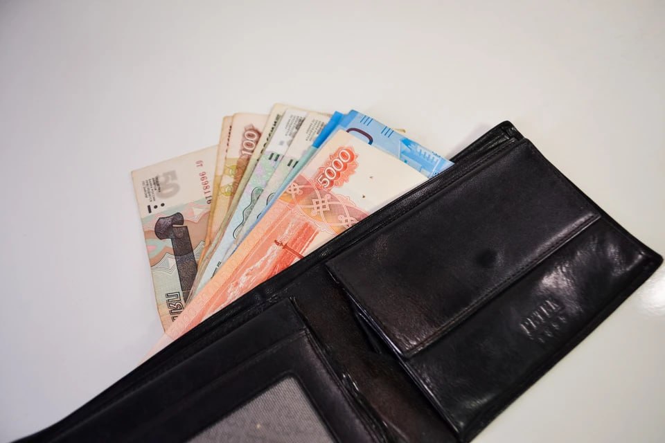 В Челябинской области 10 млн рублей выплатят тем кто сдал много крови В Челябинской области готовятся внести корректировки в бюджет Это сделают из за того что федеральная казна перечислила региону дополнительно 27 млн рублей Как сообщили в пресс службе областного Заксобрания 15 9 млн рублей из полученной суммы потратят на льготы по оплате ЖКХ Еще более 10 млн рублей пойдут на выплаты тем кто награжден знаком Почетный донор России Кроме того ранее зарезервированные в бюджете 5 8 млрд рублей направят на повышение зарплат некоторым бюджетникам После корректировок областной бюджет останется дефицитным расходы превышают доходы на 72 млрд рублей Подписаться на chelkp