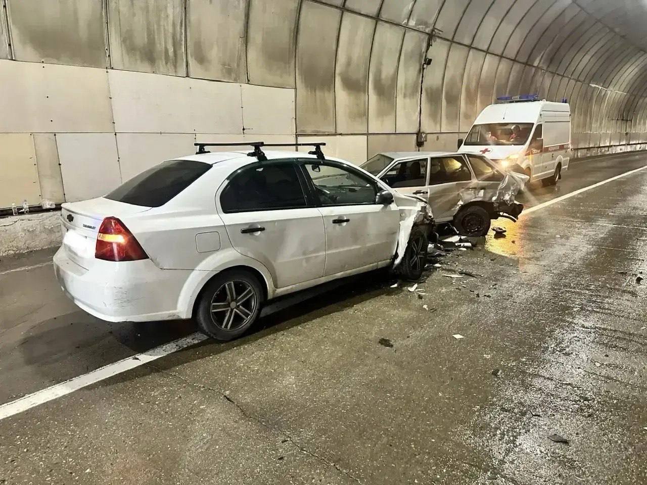 Ребёнок пострадал в ДТП в тоннеле Авария произошла в Сочи Водитель ВАЗ 211440 двигался на высокой скорости На закруглении дороги он съехал на левую обочину и врезался в бетонную стену тоннеля Отечественное авто отбросило на встречную полосу где оно столкнулось с Chevrolet За рулем иномарки была 38 летняя женщина В салоне находился 11 летний ребенок которому потребовалась помощь медиков Фото gibdd123region   Быть в курсе Мы в MAX