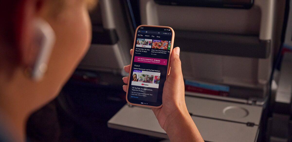 Delta подключает YouTube к бортовой системе развлечений Американская Delta Air Lines запускает на борту YouTube но не весь сервис а специально подобранную подборку В неё вошли MrBeast Michelle Khare Mel Robbins а также детские лайфстайл и развлекательные каналы Плюс добавили плейлисты YouTube Music и обновили музыку при посадке чтобы всё звучало как дома В масштабе это очень жирно 930 самолётов 165 тысяч экранов и быстрый Wi Fi Для участников SkyMiles есть ещё один бонус 14 дней YouTube Premium бесплатно если подключиться к Delta Sync Wi Fi в США Фильмы и сериалы в стандартном наборе теперь уже не спасают авиакомпании вынуждены интегрировать на борт привычные цифровые сервисы Delta делает ставку на то что пассажир хочет смотреть то же что и на телефоне дома а не случайный набор голливудского архива Вопрос в другом будет ли у людей желание смотреть блогеров в кресле на высоте 10 тысяч метров или всё же кино и сон победят Но тренд очевиден что авиакомпании перестают быть просто перевозчиками и становятся частью медиапространства FlightMode
