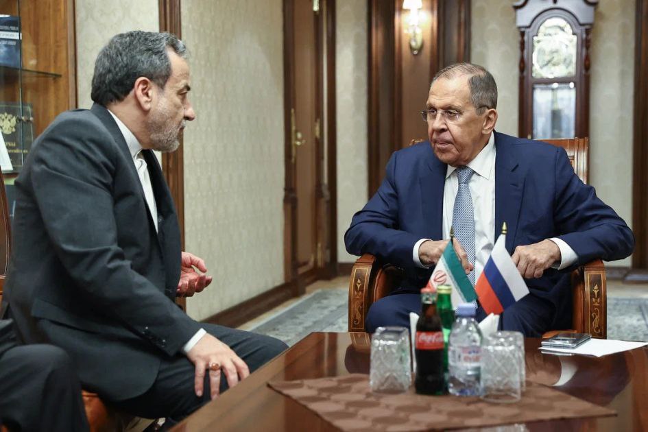 Глава МИД Ирана Аракчи планирует завтра на полях Совета министров иностранных дел ШОС встретиться с министром иностранных дел России Сергеем Лавровым, обсудить в том числе ядерную тематику, сообщили в иранском дипведомстве. «В продолжение состоявшегося 13 июня телефонного разговора президента Российской Федерации Владимира Путина с президентом Исламской Республики Иран Масудом Пезешкианом с российской стороны вновь подчеркнуто, что Москва осуждает силовую акцию Израиля против Ирана, предпринятую в нарушение Устава ООН и норм международного права. Подтверждена готовность и далее способствовать усилиям по урегулированию ситуации вокруг иранской ядерной программы, а также деэскалации конфликта между Ираном и Израилем», — говорится в сообщении на сайте министерства.