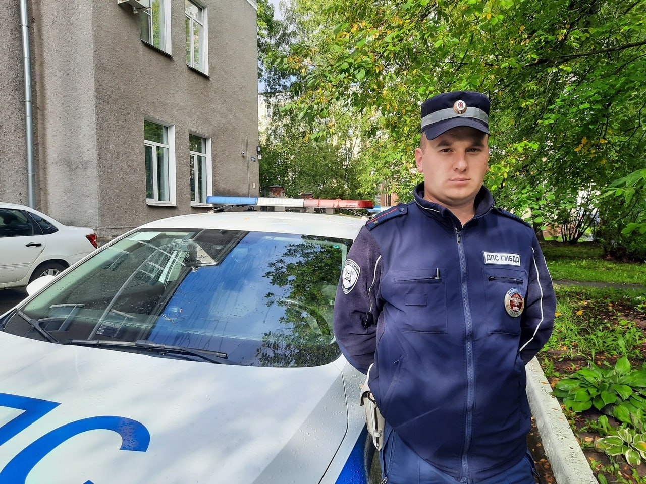 Инспекторы ДПС помогли юной вологжанке получившей ожоги В УМВД России по Вологодской области поступило благодарственное письмо от жительницы Вологды Она выразила признательность сотрудникам череповецкой Госавтоинспекции за помощь её дочери Инцидент произошёл 2 августа около 19 30 Наряд ДПС в составе старшего лейтенанта полиции Тимура Коломийца и лейтенанта полиции Владимира Авдонина нёс службу на федеральной трассе А 114 возле посёлка Нелазское К патрульному автомобилю обратились встревоженные родители и сообщили что их дочь получила ожоги рук в результате несчастного случая и попросили помощи в доставке ребёнка в больницу Полицейские оперативно пересадили девочку и её маму в служебный автомобиль и доставили в травматологическое отделение детской больницы Череповца Профессиональные действия сотрудников помогли предотвратить ухудшение состояния моей дочери Благодарю за то что в органах правопорядка работают такие достойные и порядочные люди отметила в своем письме вологжанка