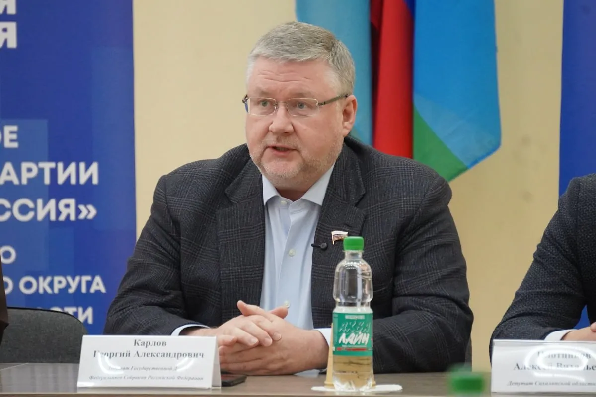 Депутат ГД член комитета по обороне Георгий Карлов рассказал о законопроекте направленном на поддержку участников СВО которые несмотря на ранения приняли решение продолжить военную службу Уже принятая в 1 м чтении инициатива даст право родителям военнослужащего если он не женат право на отпуск одновременно с сыном Георгий Карлов подчеркнул что для продолжающих службу ветеранов крайне важны полноценный отдых и реабилитация и эти темы нередко затрагиваются в ходе его рабочих поездок На сегодняшнем пленарном заседании будут рассмотрены сразу шесть инициатив затрагивающие различные сферы жизни наших защитников начиная от социальных выплат и заканчивая их адаптацией к мирной жизни рассказал он