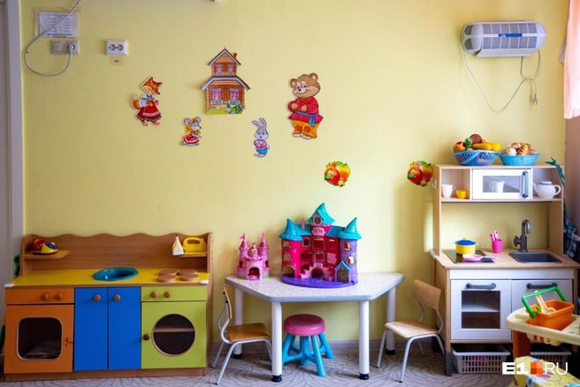 Фирма из Владивостока Магистраль Инвест вышла за пределы Дальнего Востока и получила контракт на питание дошкольников Сибири Компания выиграла аукцион на обслуживание четырёх детских садов Ленинского округа в Иркутске и заработает на этом почти 47 миллионов рублей пишет IRCITY RU Под опеку владивостокской фирмы попали детские сады Ново Ленино 51 Рябинка 75 и 125 и Иркутск II детсад 90 Согласно контракту самым дорогим окажется питание детей от 3 до 7 лет от 249 до 261 рубля за день в зависимости от продолжительности пребывания в группе Меню компания будет согласовывать напрямую с руководством детсадов уже по факту заранее документы не составлялись По информации издания победа Магистраль Инвест не обошлась без споров несмотря на то что о своём участии в торгах за право кормить иркутских дошколят детей заявили только две компании Незадолго до заключения контракта в региональное управление ФАС поступили две жалобы на Магистраль Инвест от татарстанской фирмы Надежда которая является одним из операторов детского питания в Приморье и от местного Комбината питания который обслуживает большинство детсадов и школ Иркутска Заместитель директора Магистраль Инвест Наталья Кубанова не смогла дать комментарий в ответ на запрос IRCITY RU сославшись на занятость однако в пресс службе мэрии Иркутска сообщили что компания из Владивостока уже кормит детей Подписаться в Telegram    Подписаться в MAX