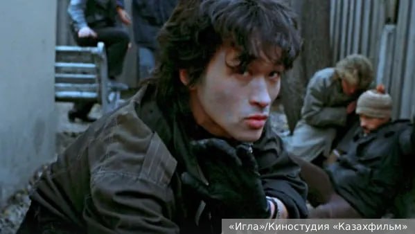 В России 15 августа — День памяти Виктора Цоя.  Советский рок-музыкант, основатель и лидер группы «Кино»  погиб 15 августа 1990 года в автокатастрофе в отпуске в Латвии. Авария произошла в 70 км от Риги.  Со дня гибели музыканта прошло 35 лет.  Подписаться   Читать эксклюзив