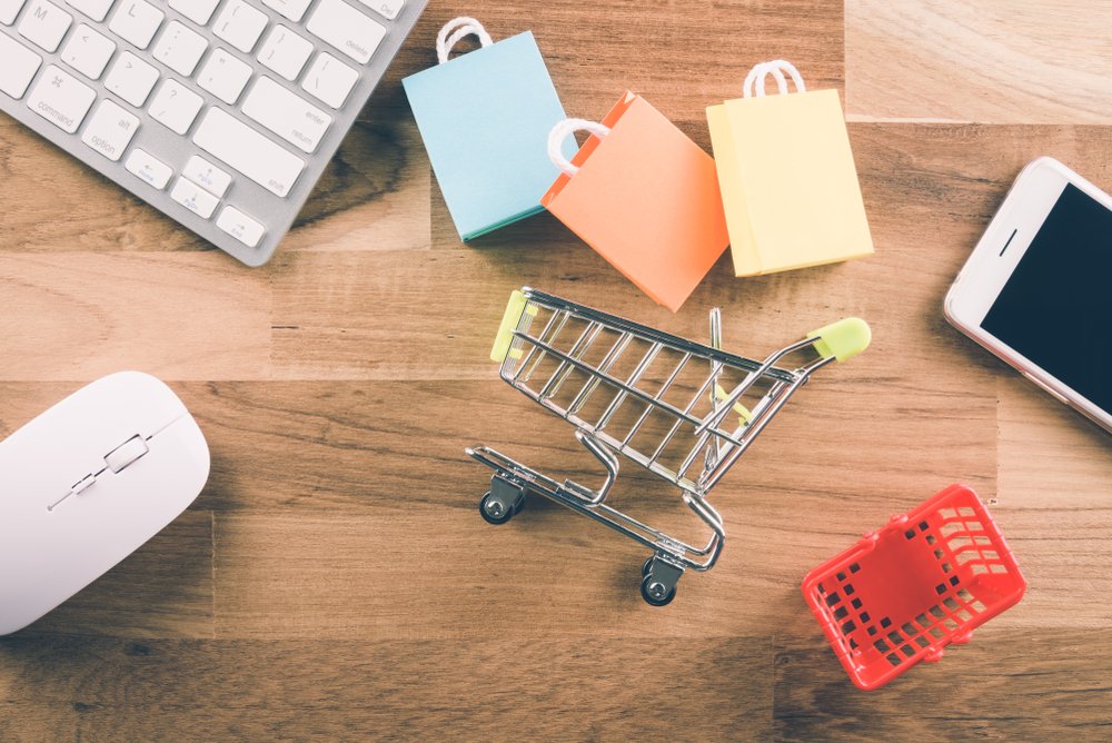 Против копирования и льгот российские селлеры просят защиты от иностранных конкурентов АУРЭК обратилась к маркетплейсам и регуляторам с требованием ужесточить правила для иностранных продавцов в первую очередь из Китая Китайские селлеры копируют контент у российских продавцов создавая недобросовестную конкуренцию Обращения направлены в Ozon Яндекс Маркет Wildberries Минпромторг и ФАС что указывает на системный характер проблемы Представители ассоциации в которую входят владельцы ПВЗ и мелкие онлайн магазины прямо указывают на дисбаланс для селлеров из Поднебесной на онлайн платформах действуют пониженные комиссии а также отсутствуют требования по обязательной маркировке товара Российские малые предприниматели уже конкурирующие между собой теперь сталкиваются с мощным потоком товаров из за рубежа который к тому же играет по упрощенным правилам Для рынка это сигнал о необходимости унификации регуляторных и экономических условий иначе локальные игроки могут быть постепенно вытеснены