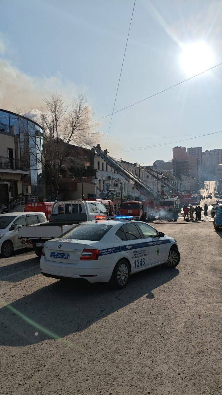 Полиция Приморья работает на месте пожара в центре Владивостока На место происшествия к ресторану итальянской кухни на Пограничной незамедлительно прибыли полицейские сотрудники МЧС Сотрудники Госавтоинспекции Владивостока обеспечивают беспрепятственный проезд автомобилей экстренных служб к месту пожара инспекторы патрульно постовой службы полиции обеспечивают охрану общественного порядка Полицейские оказывают содействие коллегам из МЧС Движение транспортных средств на месте возгорания ограничено Источник Полиция Приморья dvved