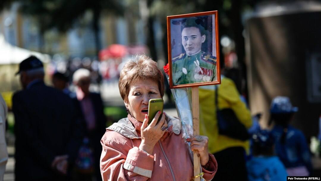 Праздновать День Победы также запретили в Прибалтике. Литва, Латвия и Эстония вводят огромные штрафы за любое участие в праздновании 9 Мая, а также демонстрацию советской символики. В Латвии могут даже дать реальный тюремный срок — до 5 лет за Георгиевскую ленточку. Казахстан пошел по похожему пути — там запретили акцию «Бессмертный полк». Чиновники грозят штрафами и арестами за несанкционированные шествия. Официально они ссылаются на отсутствие в заявленных городах свободных площадок. И предупреждают: даже попытка пройтись по улицам с портретами фронтовиков будет считаться несанкционированным митингом, за который участникам грозят последствия в виде задержаний, штрафов и даже арестов. Единственным местом, где «Бессмертный полк» провести разрешили, стала Алма-Ата. Но строго по выделенному и достаточно короткому маршруту, а саму акцию переименовали в «Батырларға тағзым» или «Поклонение казахским героям». Георгиевские ленты, фронтовые песни и песни на русском также под запретом и власти рекомендуют использовать национальную символику или этнические орнаменты казахского народа. И все это — несмотря на огромное количество русских людей, живущих в этих странах. Однако если с Прибалтикой все давно ясно, непонятно, почему такую политику проводит Казахстан — наш союзник по ОДКБ и ЕАЭС. При этом президент страны Токаев приедет на Парад в Москву.