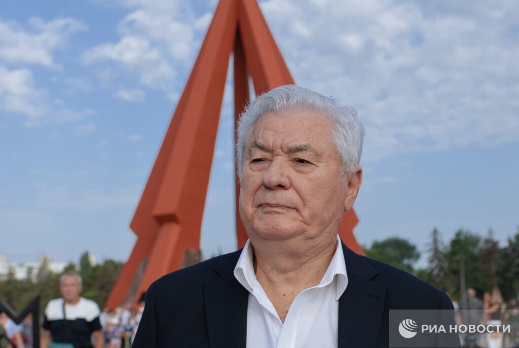 Главные заявления экс президента Молдавии Владимира Воронина в интервью РИА Новости про возможные протесты в республике и не только В Молдавии после парламентских выборов люди могут выйти на протесты против властей из за нищеты и безысходности а также из за отсутствия перспективы развития страны После парламентских выборов в Молдавии депутатам нужно вернуть конституцию 2000 года создать рабочий кабинет министров и снять все ограничения со СМИ Власти Молдавии могут использовать много различных способов для фальсификации парламентских выборов После парламентских выборов в Молдавии новым депутатам предстоит много работы по сближению с Гагаузией и снятию всех преград что были построены прежним руководством страны Молдавии необходимо вступать во все международные структуры и сотрудничать с ними в том числе с СНГ Воронин один из лидеров патриотического избирательного блока социалистов коммунистов партий Сердце Молдовы и Будущее Молдовы Парламентские выборы в стране запланированы на 28 сентября Подписаться на РИА Новости