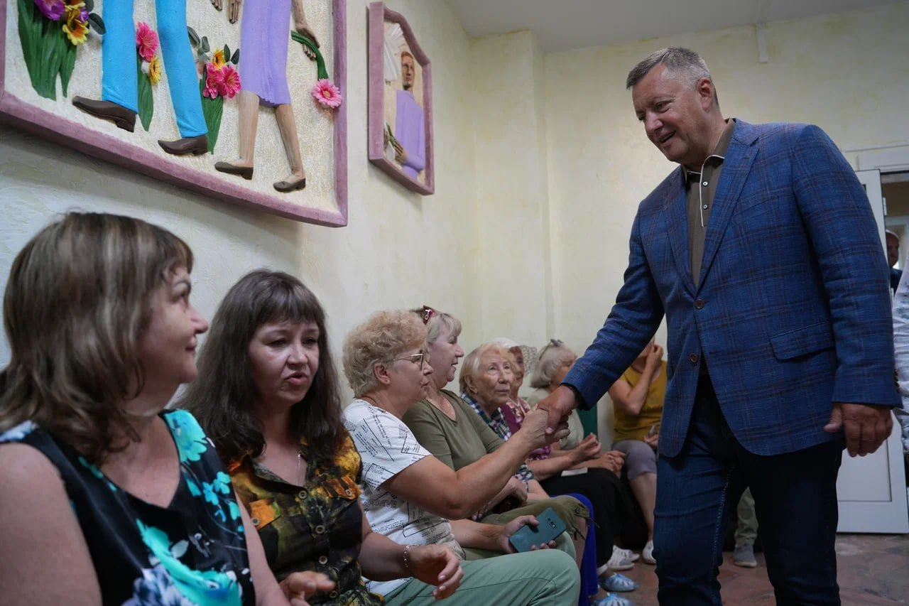 Краткие итоги двух дней работы губернатора Игоря Кобзева в Братске.  В фокусе — экология, здравоохранение, образование и социальные объекты. По итогам визита даны поручения для улучшения инфраструктуры и поддержки жителей.     На Братском алюминиевом заводе РУСАЛа губернатор осмотрел экологическую модернизацию: с 2019 года вложено свыше 9 млрд руб. в проект «Чистый воздух». К 2028 году запустят новые электролизеры, снизив выбросы. Итог: рассматривается создание особой экономической зоны для малого бизнеса с использованием алюминия.   В реабилитационном центре для детей с инвалидностью познакомились с канистерапией  реабилитация с собаками . Центр помогает 350 детям ежегодно, в основном бесплатно. Поручение: минздраву проработать подготовку специалистов в вузах региона.   В санатории «Юбилейный» обсудили реабилитацию после инфарктов, инсультов и для участников СВО  прошли 44 человека . Поручение: оснастить санаторий дополнительным оборудованием.   В Братском перинатальном центре идет ремонт трех корпусов, завершение — конец 2025 года. Проект акушерско-реанимационного корпуса прошел экспертизу, ожидается федеральное финансирование.   Проверили капремонт школ по нацпроекту «Молодежь и дети». Школа №101 в Вихоревке откроется 1 сентября, школа №6 в Братске — во второй четверти. На новую школу на 1275 мест в Братске выделено 100 млн руб. из бюджета для ускорения работ — ввод в 2027 году, дети пойдут в 2028-м.   В Вихоревке благоустраивают мемориальный комплекс у пл. Ленина по проекту «Формирование комфортной городской среды». Объединят памятники ВОВ, афганцам и героям СВО. Завершение — сентябрь 2024 года.   Губернатор встретился с металлургами, участниками СВО и лесными пожарными. Подчеркнул: регион поддержит героев и продолжит обновление инфраструктуры для северных территорий.    Подпишитесь на «Иркутск политический»