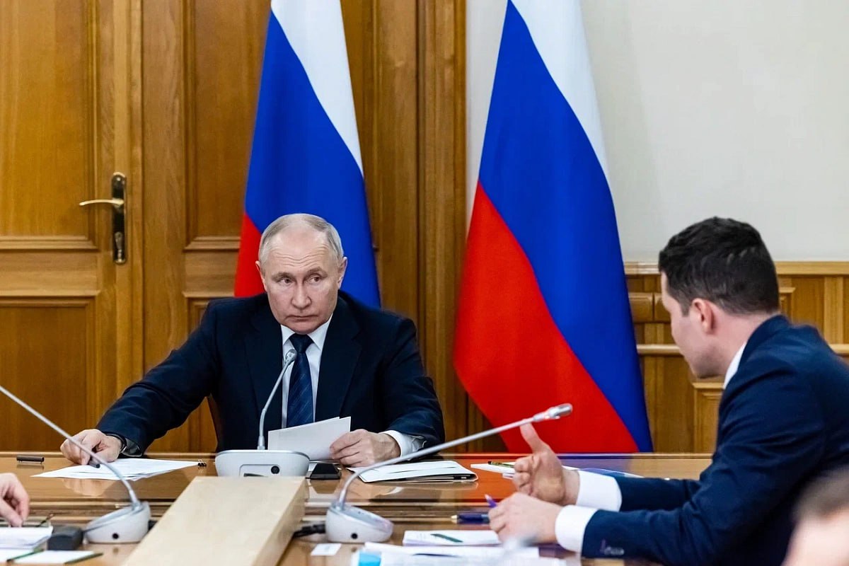 На КО пришлось 3 % рабочих поездок Владимира Путина Последний раз президент приезжал еще при Алиханове. Президент РФ Владимир Путин в период с 2019 по 2025 год четыре раза посетил Калининградскую область с рабочими визитами. По этому показателю регион оказался на 7 месте в РФ. В 2019–2025 годах президент посетил 52 российских региона, чаще всего — Санкт-Петербург 29 и Ленинградскую область. Число рабочих поездок президента по России снизилось в пандемийные 2020–2021 гг., а еще сильнее — в 2022 году. В 2025 году Путин совершил восемь визитов, трижды посетив Санкт-Петербург в том числе и ПМЭФ-2025 , а также Самарскую, Мурманскую, Волгоградскую и Курскую области. Всего с 2019 по июнь 2025 г. Владимир Путин совершил 120 официальных визитов по РФ. Последний официальный рабочий визит президента РФ в Калининградскую область состоялся в январе 2024 года. Еще больше новостей — в Telegram-канале RUGRAD